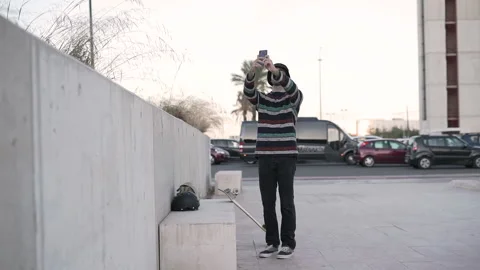 Guy using smartphone to post a selfie on social media Vídeo Stock 209474163