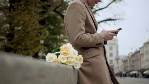 The guy is waiting for a girl on a date Vídeo Stock 150230137
