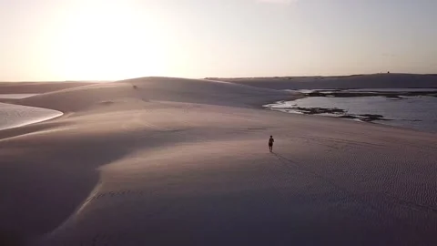 Guy walking alone in dunes of Lencois Maranhenses Video stock 168402924