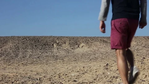 The guy is walking along the sands Vidéo 82453968