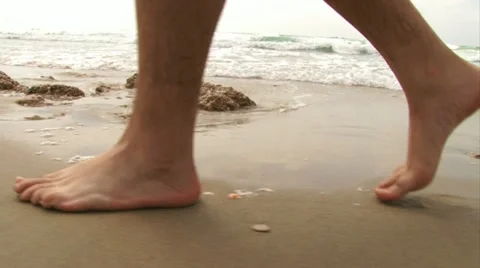 Guy walking on the beach Vídeo Stock 20507261