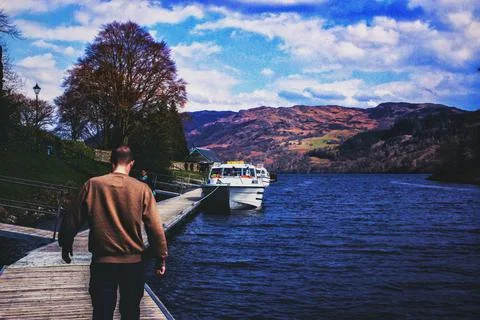 Guy walking by Loch Ness Foto stock