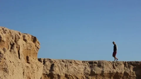 The guy walks along the cliff Vidéo 82453655