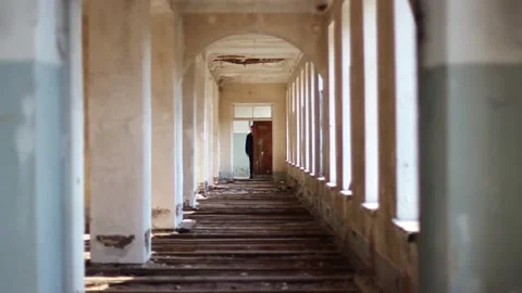 Guy walks through an abandoned building 動画素材 130739856
