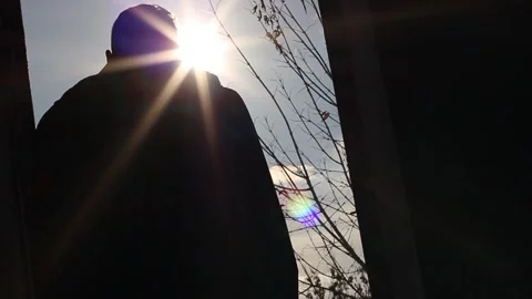 Guy walks through an abandoned building 動画素材 130740004