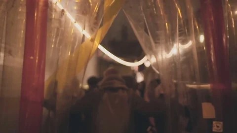 The guy walks through the door Video stock 76612208