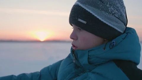 Guy walks in winter Park, sunset time. Healthy lifestyle, walking outdoors 库存影片 83616666