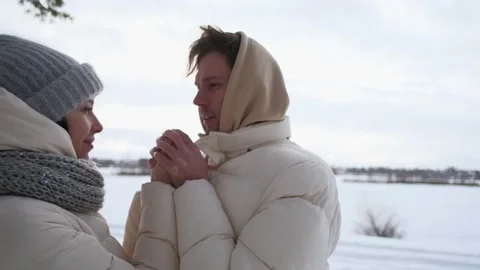 The guy warms the girl's hands in winter 库存影片 169814532