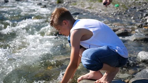 The guy washes himself cold mountain water.Early morning traveller. Vidéo 113207153