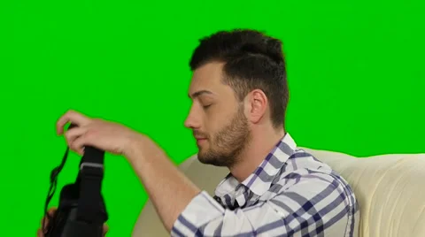 Guy watches the plot of mask of virtual reality. Green screen Vídeos de archivo 65215594
