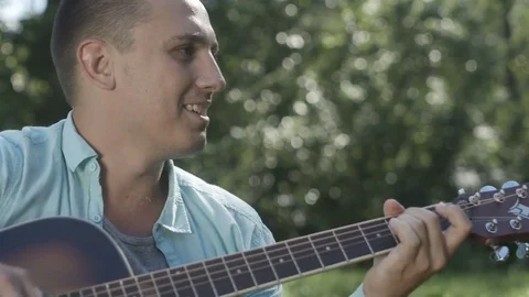 The guy will sing a song playing the guitar 库存影片 80801063