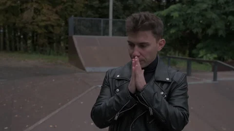 The guy will warm the frozen hands Vidéo 219229352