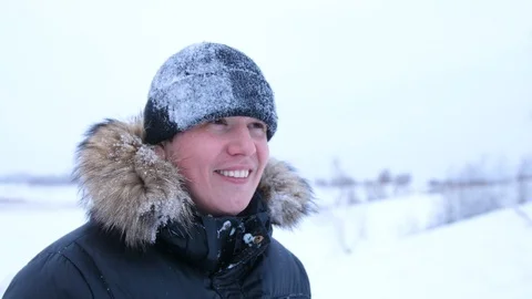 A guy in winter Park, face closeup . The time of sunset. Walks in the fresh air Vidéo 122446747