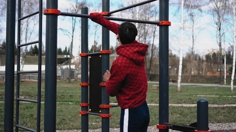 The guy wipes the bar of the horizontal bar before exercises Stock Footage 129046009