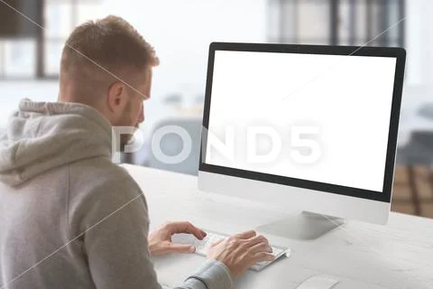 Guy work on computer mockup PSD 템플릿