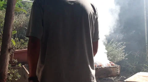 Guy workin on grill Vidéo 27803124