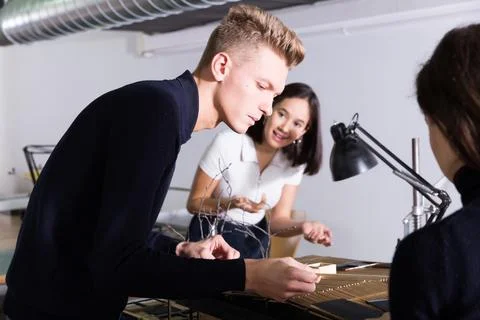 Guy working on architectural model with student group Foto stock