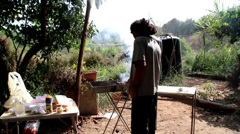 Guy working on grill 02 Vidéo 27798482