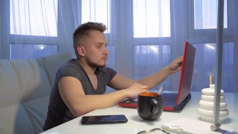 The guy works at the computer Vidéo 130001505