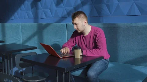 Guy works remotely outside house. Surprised looking gadgets clutching his head Vidéo 126951441