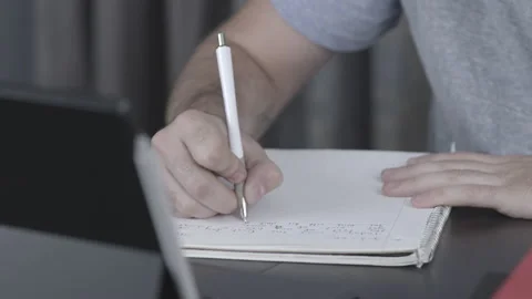 Guy writing down notes - Slider Shot Stockbeeldmateriaal 138902132
