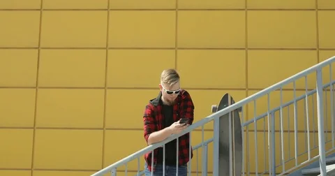 The guy is writing a message on the phone Видео 74978132