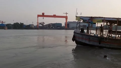The guys are jumping in the middle of Ganges from a steamer. Video stock 182468992