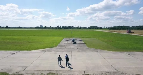 Guys in gta, approach the plane to the maize in the field at the airport Video stock 138035218