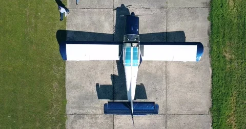 Guys in gta, approach the plane to the maize in the field at the airport Video stock 138035252