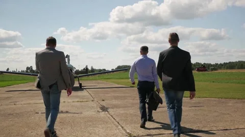 Guys in gta, approach the plane to the maize in the field at the airport Video stock 138035349