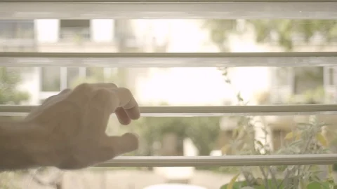 Guy’s hand reaching and opening window shutters. Vidéo 129114937
