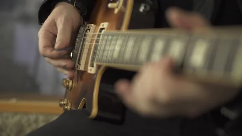 Guy's hands playing the guitar 스톡 동영상 111385118