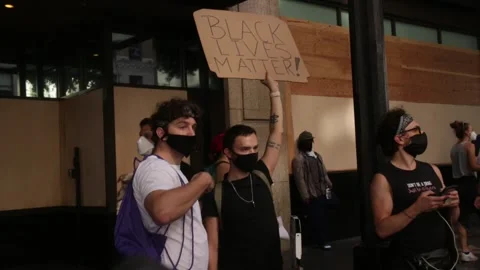 Guys hold BLM sign Vidéo 132153069