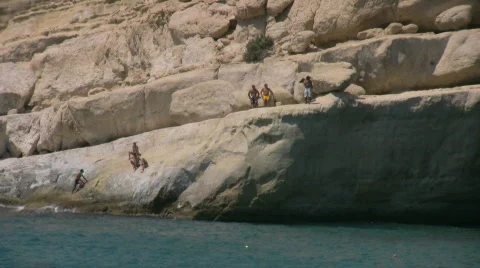 Guys jumping of a cliff Video stock 524199