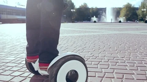 Guys ride hoverboard 库存影片 71828682