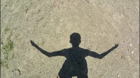 A guy's shadow on the sand Vidéo 336325743