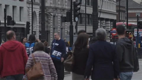 GVs Piccadilly Circus with Tourists Stock Footage 93206756