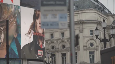 GVs Piccadilly Circus with Tourists Stock Footage 93206844