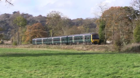 GWR Train over the North Downs Line 스톡 동영상 98415903