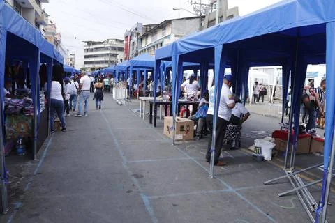  GYE-COMERCIANTES BAHIA Guayaquil, viernes 01 de diciembre del 2023. Comer... Stock Photos