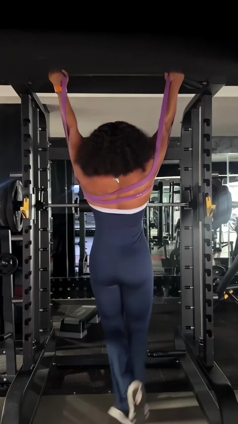 Gym Hack Snatches Woman's Wig, Lagos, Nigeria - 21 Jul 2026 動画素材 342768475