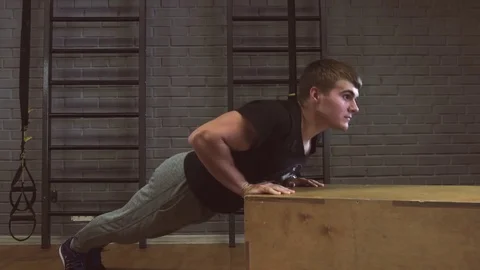 Gym man push-up strength pushup in a fitness workout Stockbeeldmateriaal 74370302