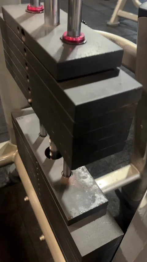 Gym Weight Stack Moving on Strength Training Machine Vidéo 346821170