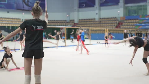 Gymnasts perform hoop tricks during colorful competition Vídeo Stock 314650615