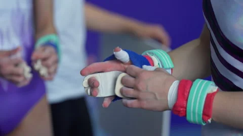 Gymnasts prepare for the performance Vidéo 300415937