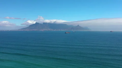 Gyperlapse Clouds over Table Mountain on a sunny day pan shot. Vídeos de archivo 156934651