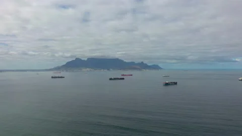 Gyperlapse Clouds over Table Mountain on a sunny day pan shot. Stock-Footage 156951060