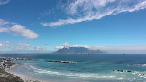 Gyperlapse. Clouds over table top mountain at sunset and the city of Cape Town Stock Footage 147925363