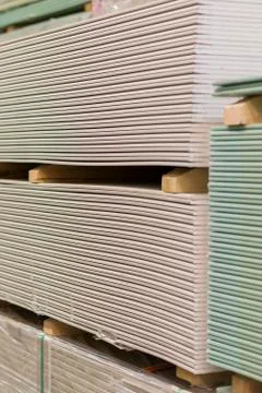 Gypsum plasterboard in the pack. Foto stock