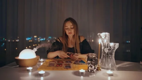 Gypsy fortune teller shuffling occult tarot cards. Magical pagan destiny reading Vidéo 161995564